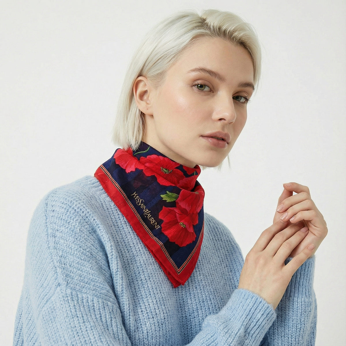 Foulard Vintage Yves Saint Laurent Bleu Marine À Motif Coquelicots Rouges