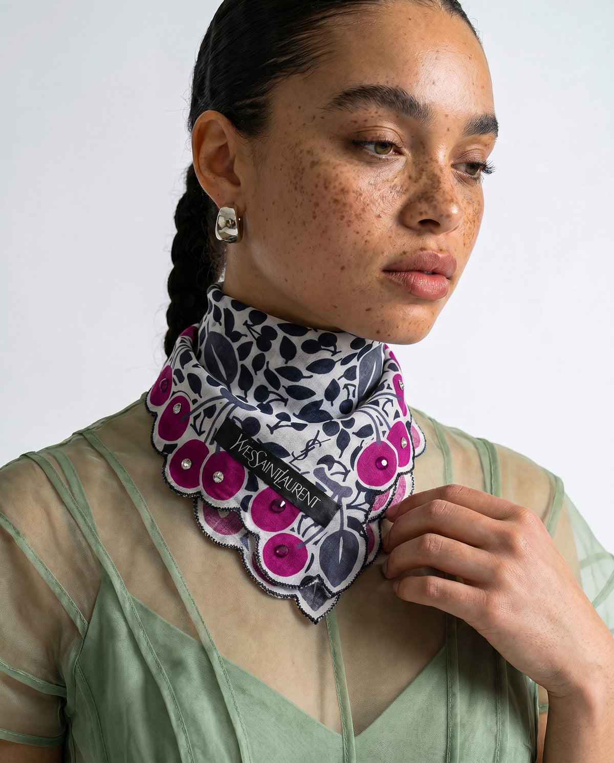 Foulard Bandana Vintage YSL Yves Saint Laurent À Motif Baies Roses