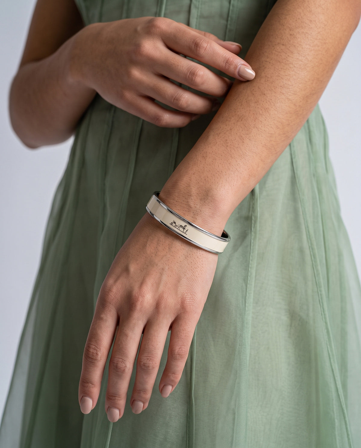 Bracelet Hermès émail blanc motif calèche