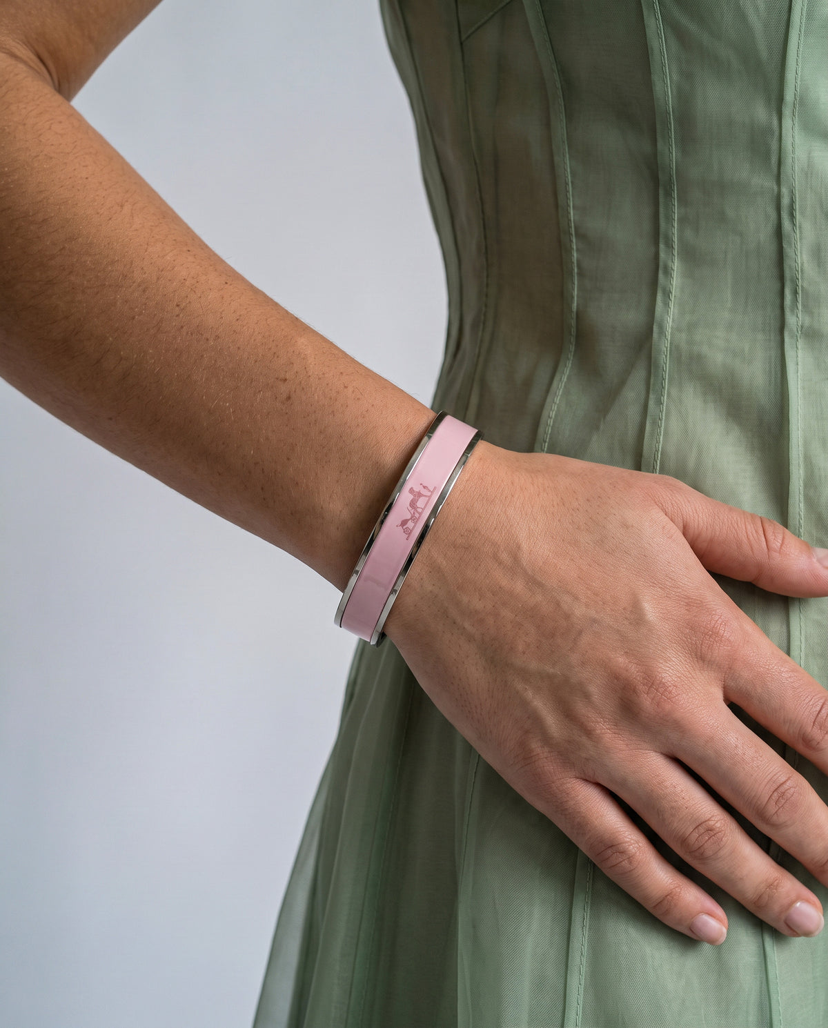 Bracelet Hermès émail rose motif calèche