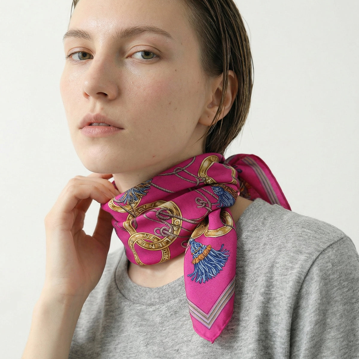 Foulard Bandana Vintage Céline Brodé Rose Fuchsia À Motifs Anneaux Et Pompons