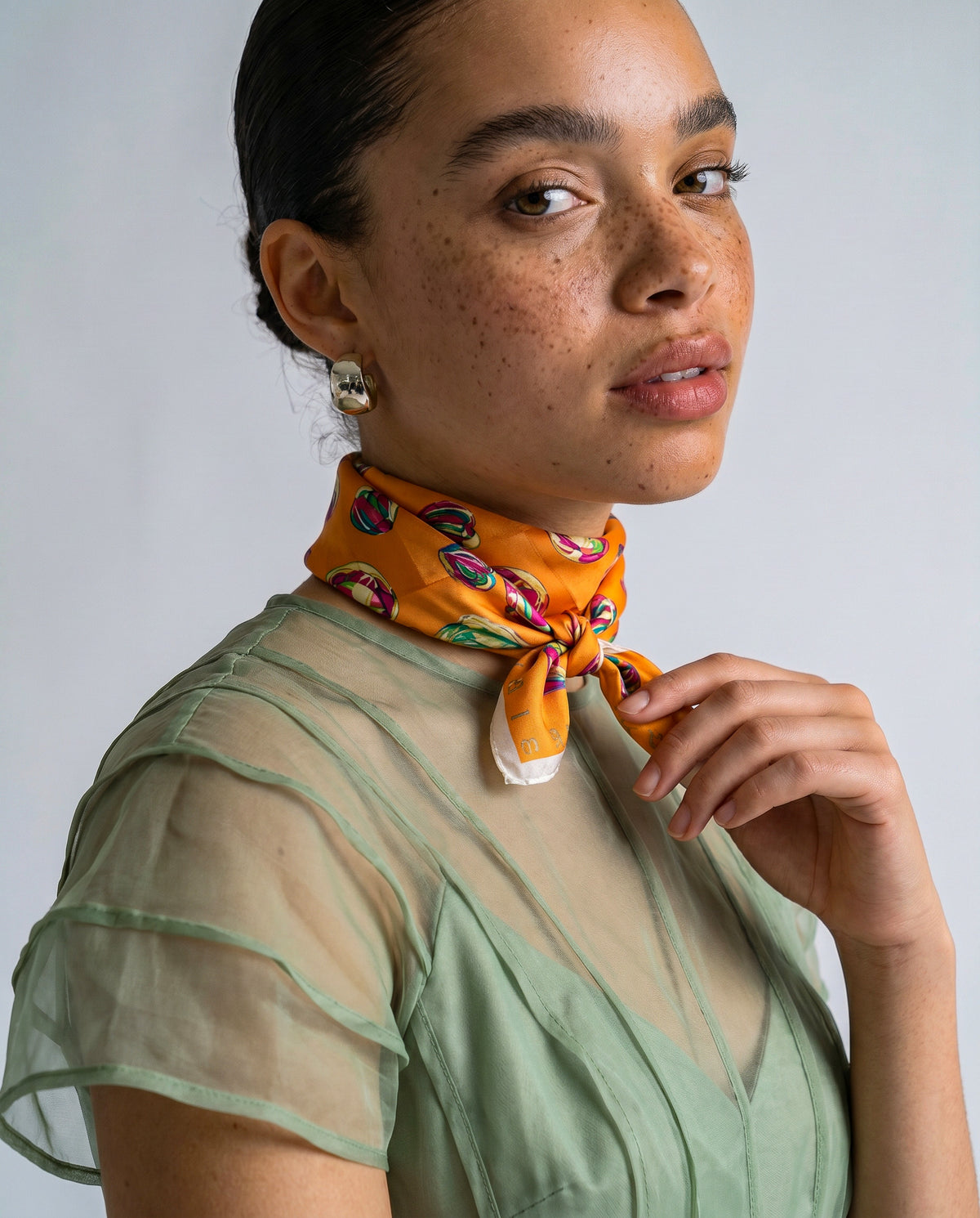 Foulard Bandana Vintage Céline Orange À Motif Cœurs Et Anneaux Multicolores