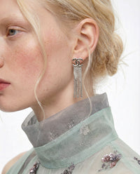Chanel Boucles d'Oreilles CC Argentées Chaînes Pendantes
