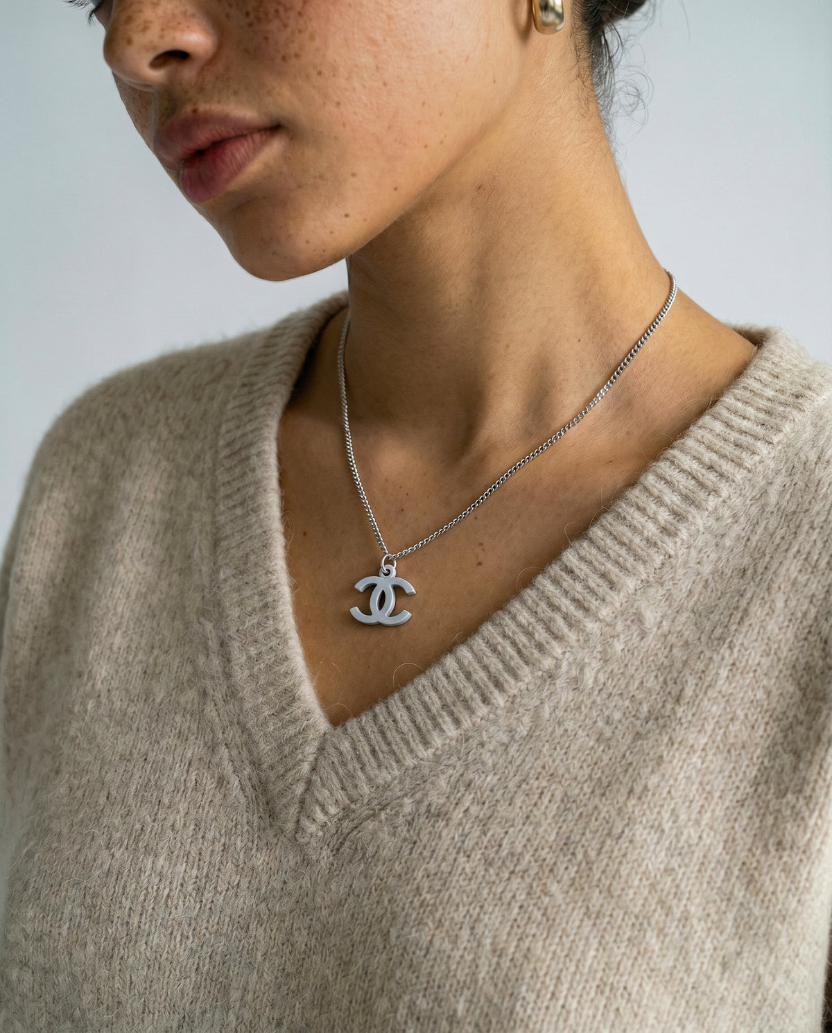 Chanel Collier Pendentif CC Émail Blanc