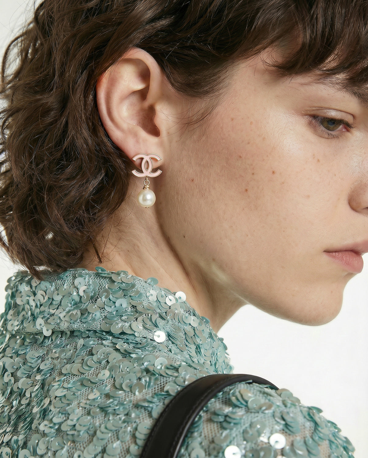 Boucles d'Oreilles Chanel CC Émail Rose & Perle Pendante
