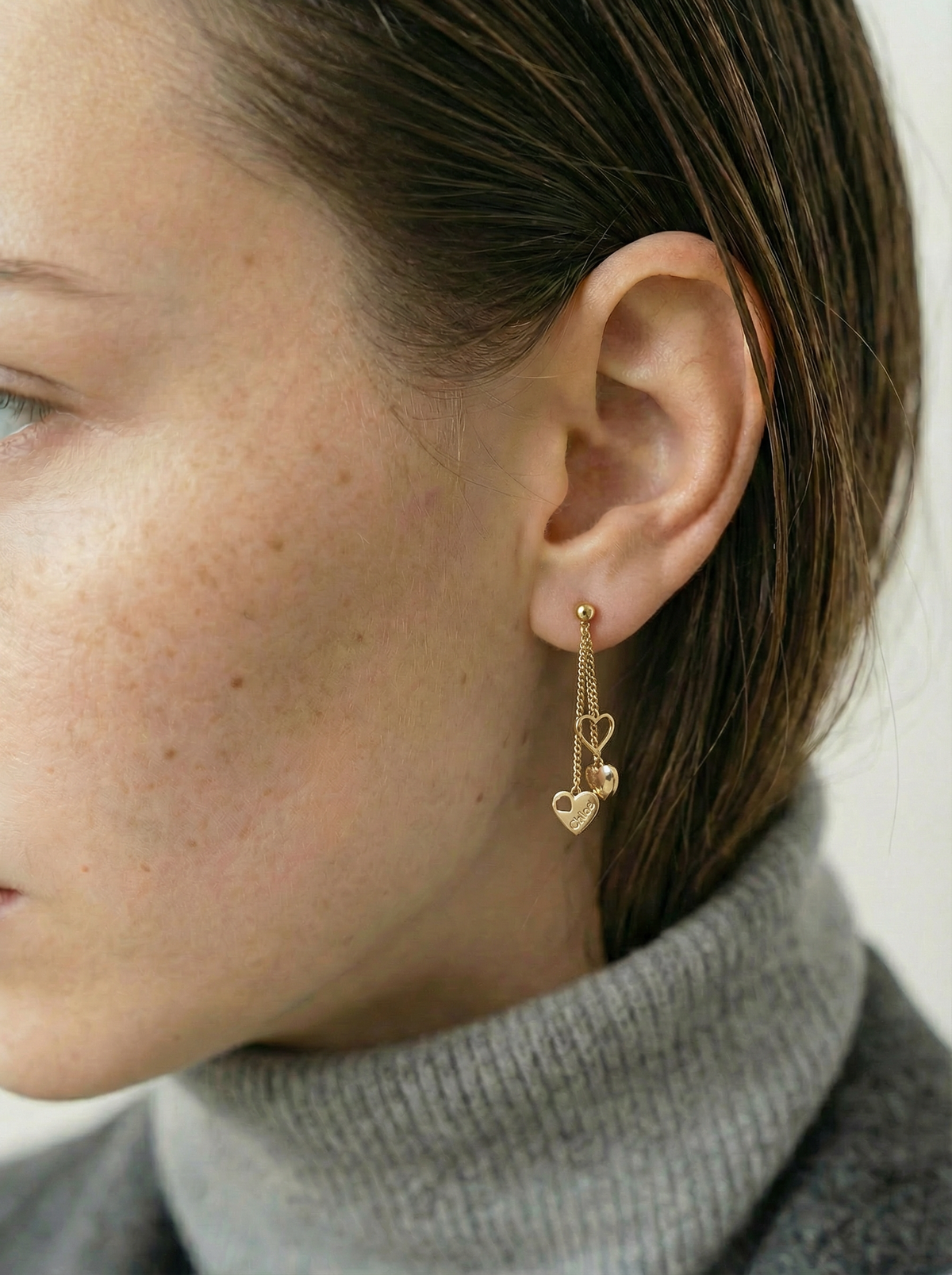 Boucles d’Oreilles Chloé Dorées – Cœurs Pendants