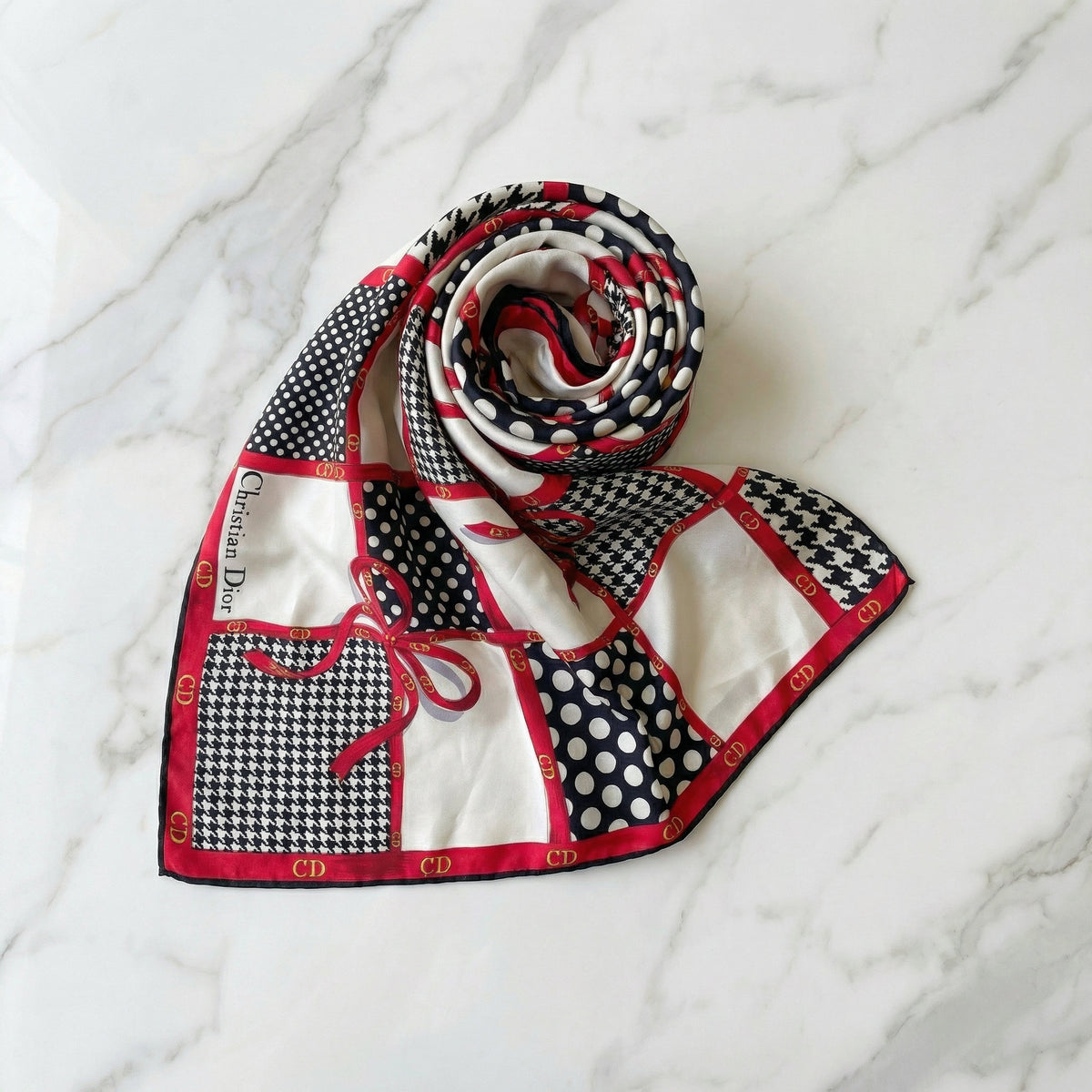 Foulard Carré Christian Dior Vintage en Soie – Motif Carreaux et Pois Noir & Blanc avec Rubans Rouges