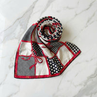 Foulard Carré Christian Dior Vintage en Soie – Motif Carreaux et Pois Noir & Blanc avec Rubans Rouges