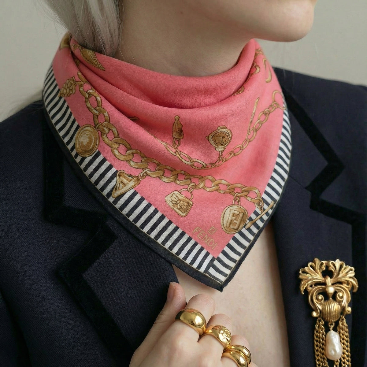 Foulard Bandana Vintage Fendi Rose À Motif Chaînes Dorées