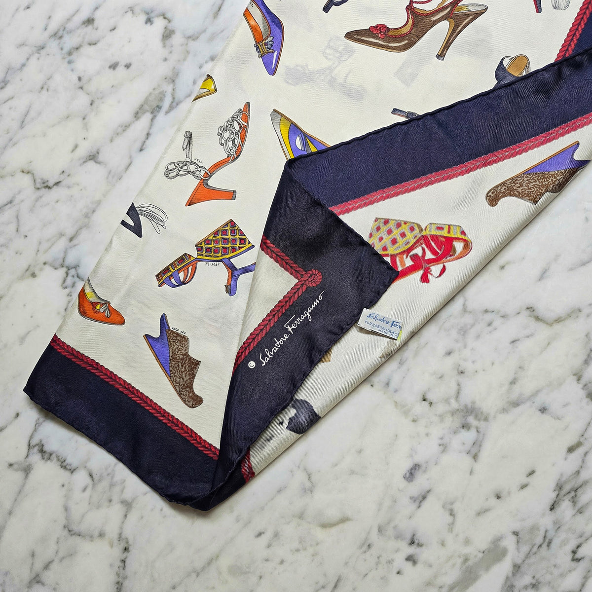 Foulard Vintage Salvatore Ferragamo À Motif Chaussures Multicolores