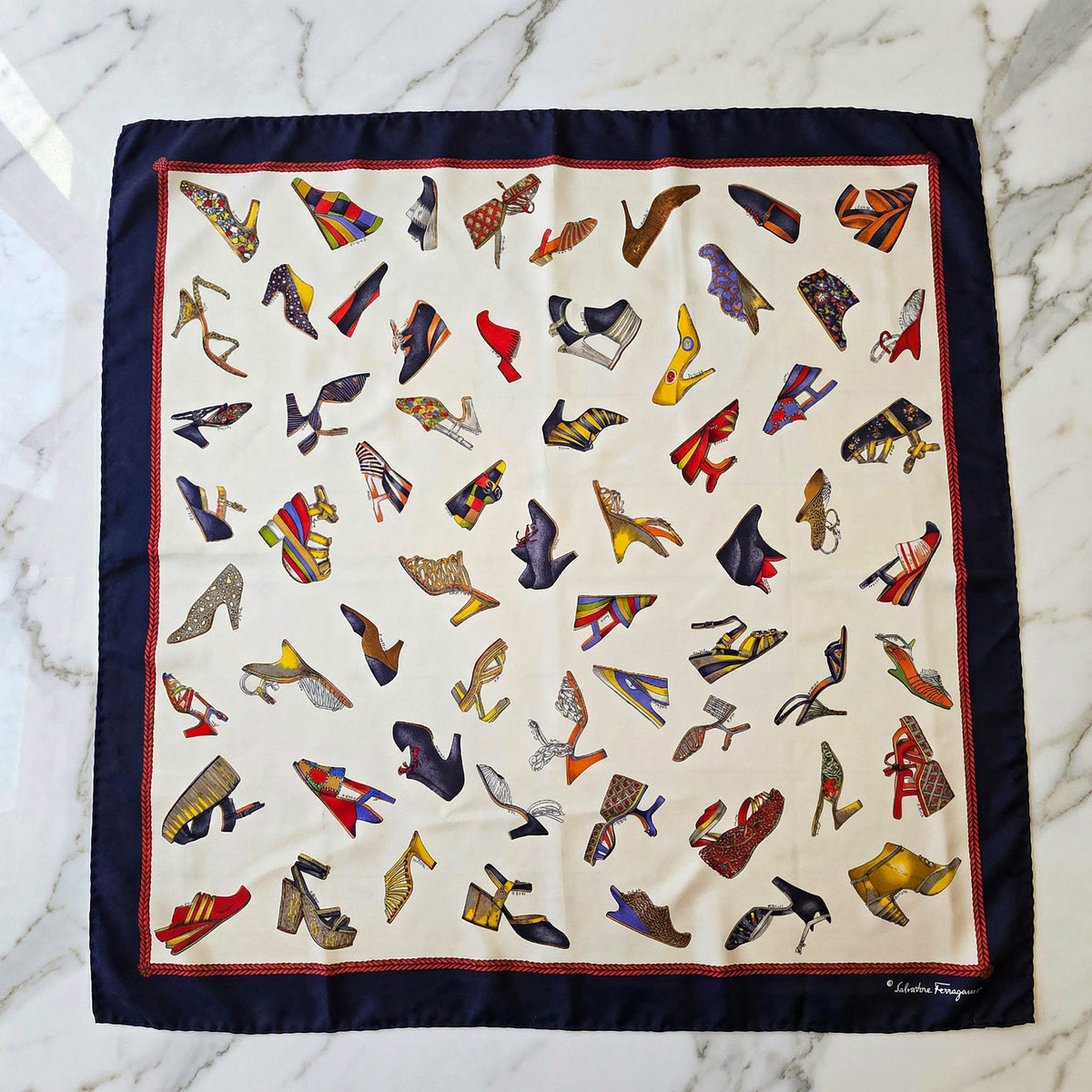Foulard Vintage Salvatore Ferragamo À Motif Chaussures Multicolores