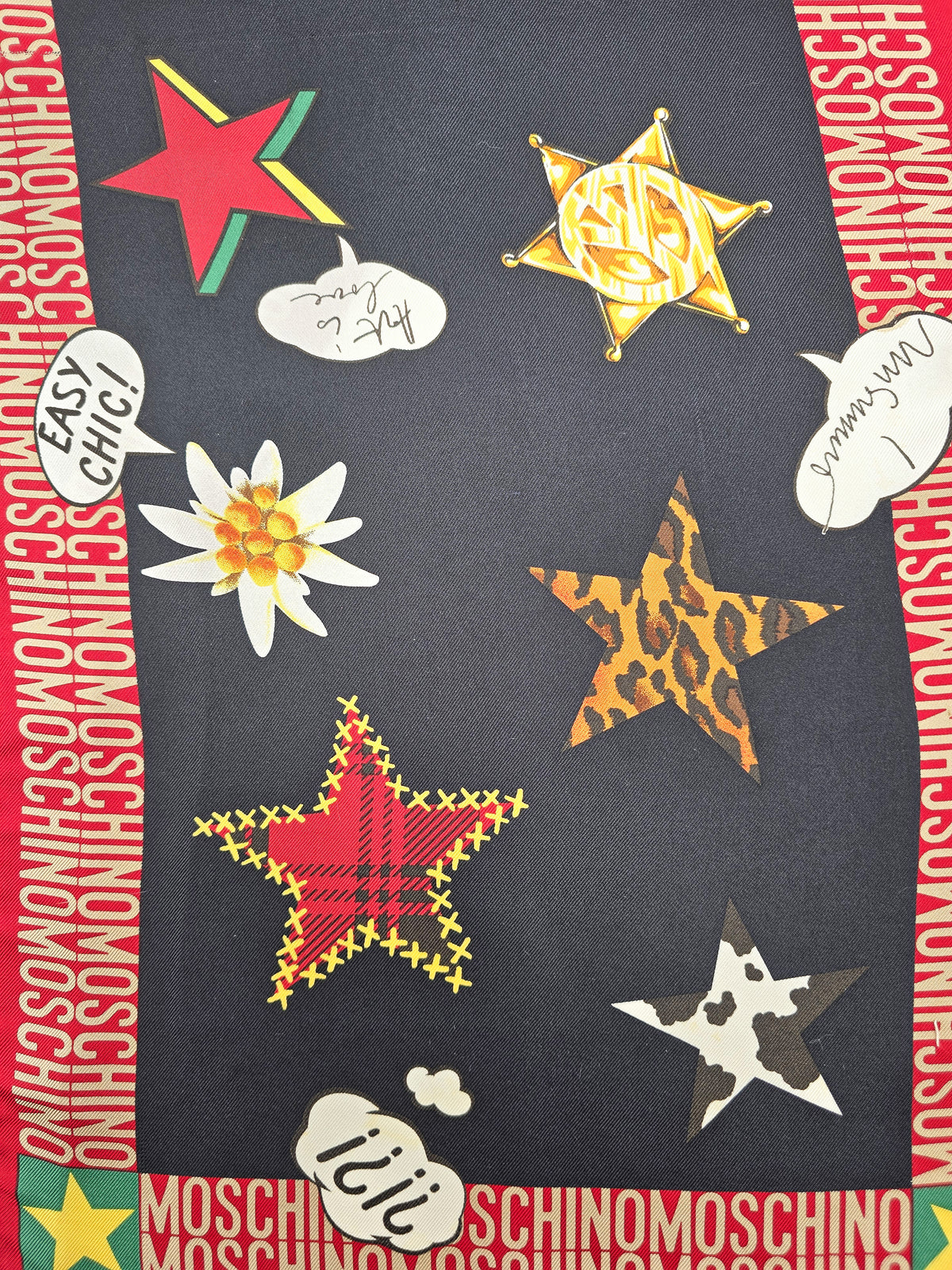 Foulard Moschino Vintage en Soie Motifs Étoiles & Logo