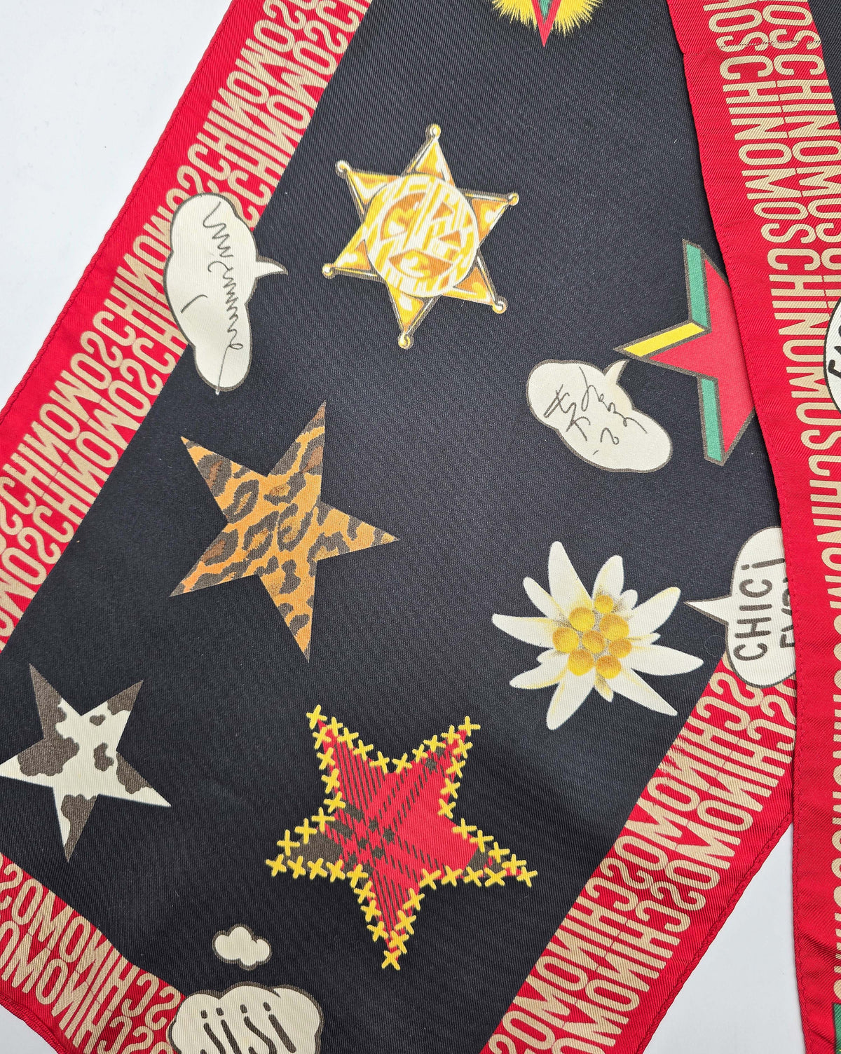Foulard Moschino Vintage en Soie Motifs Étoiles & Logo