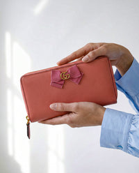 Portefeuille Gucci cuir rose avec nœud GG