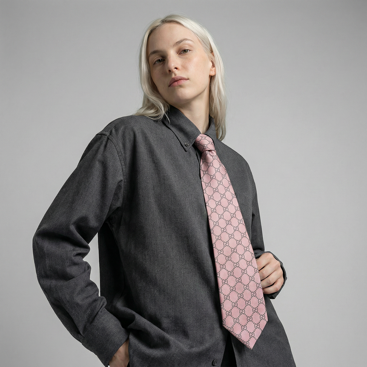 Cravate Vintage Gucci En Soie Rose À Motif Monogramme GG