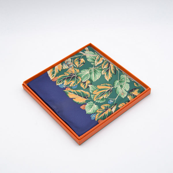 Carré Hermès L'Arbre de Soie 90 en soie, fond vert sapin, occasion authentique — RARR Vintage