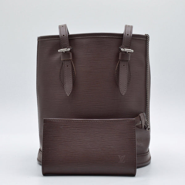 Vue de face sac seau Louis Vuitton Bucket PM cuir Épi Moka marron occasion authentique — RARR Vintage