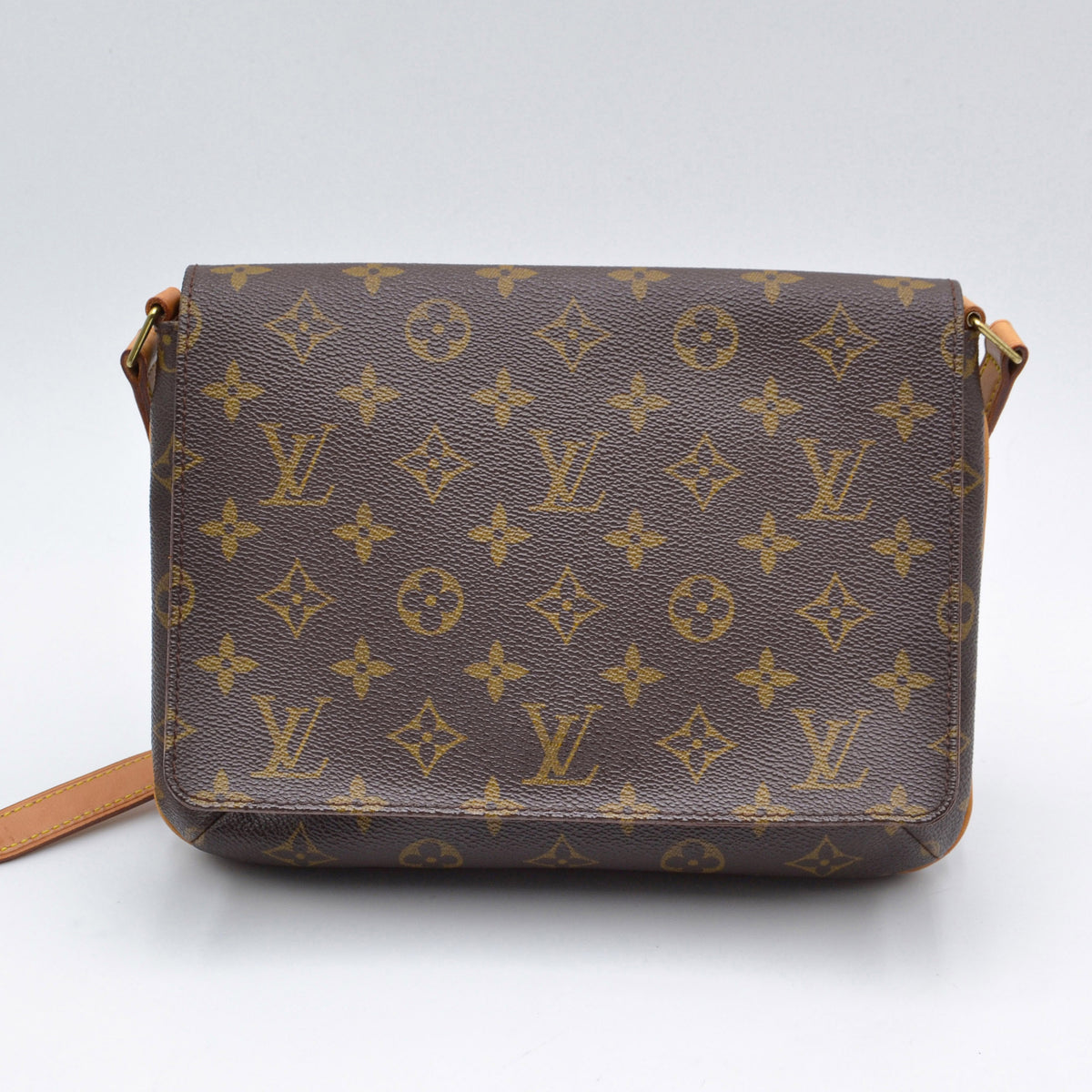 Vue de face Louis Vuitton Musette Tango toile Monogram occasion authentique — RARR Vintage