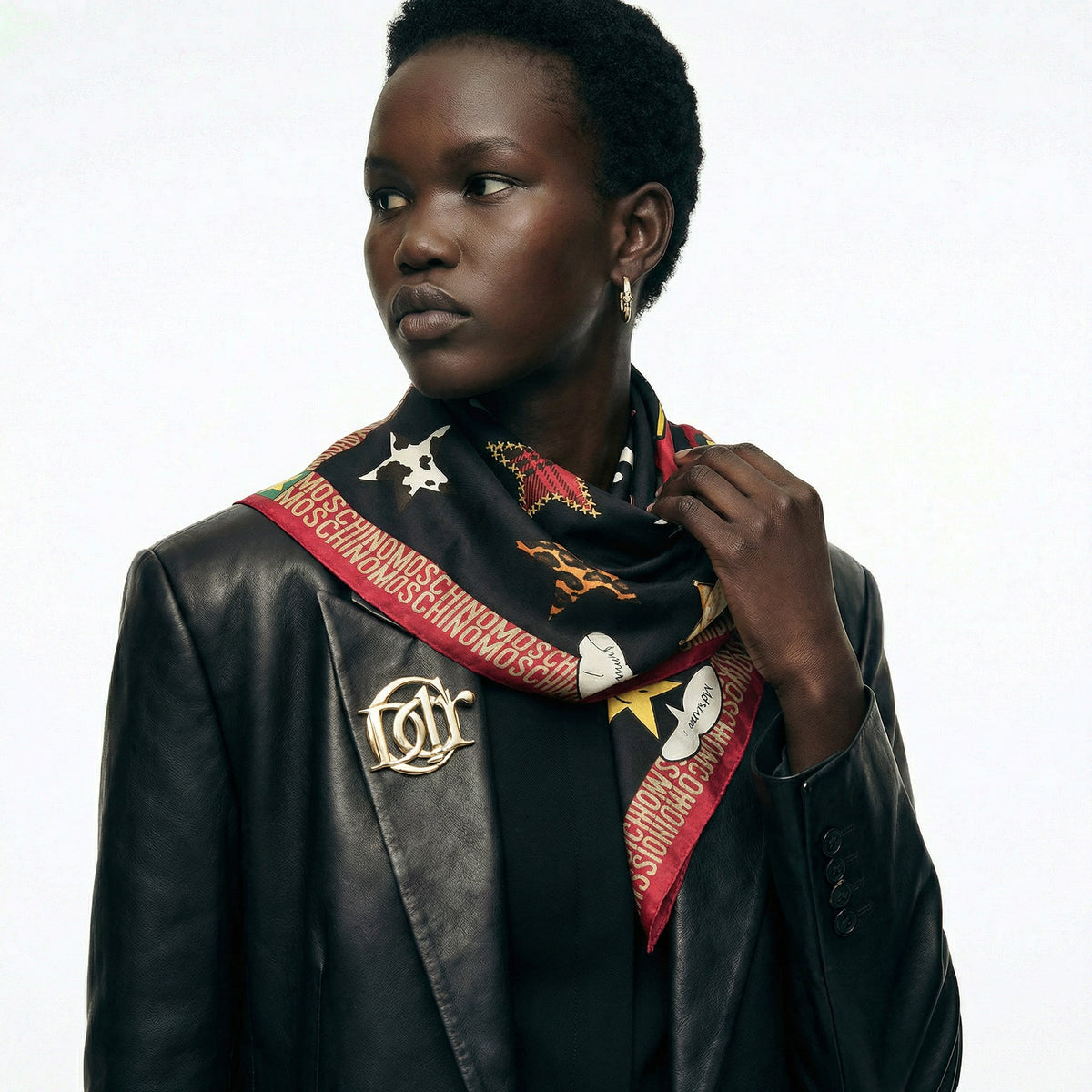 Foulard Moschino Vintage en Soie Motifs Étoiles & Logo