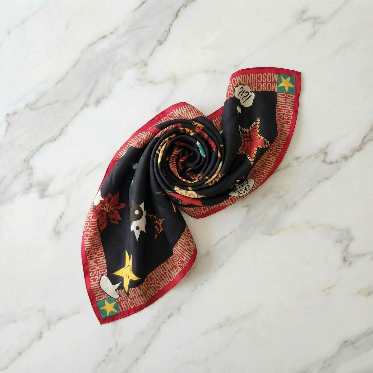 Foulard Moschino Vintage en Soie Motifs Étoiles & Logo