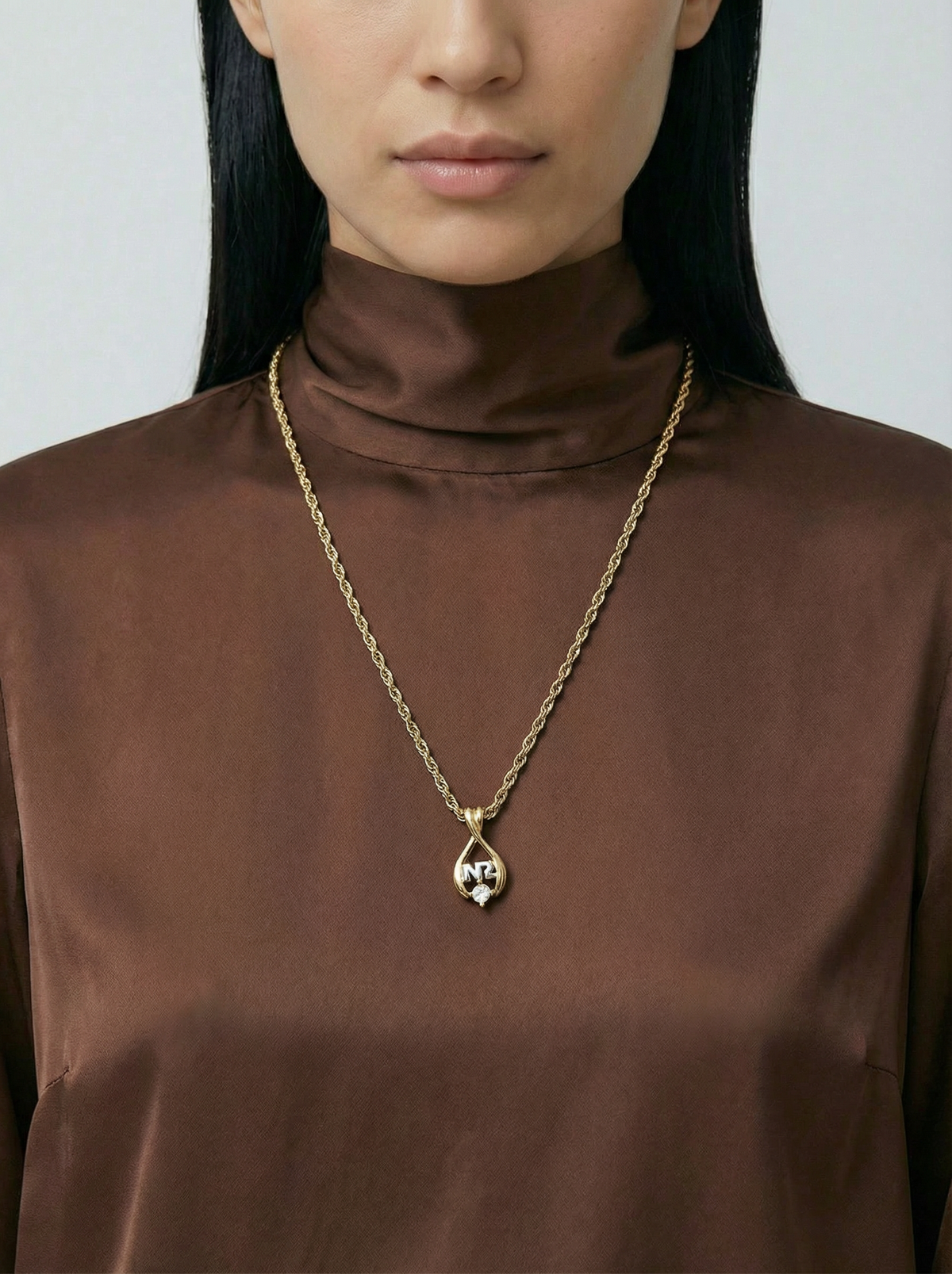 Collier Nina Ricci vintage plaqué or – Pendentif goutte avec strass et logo NR argenté