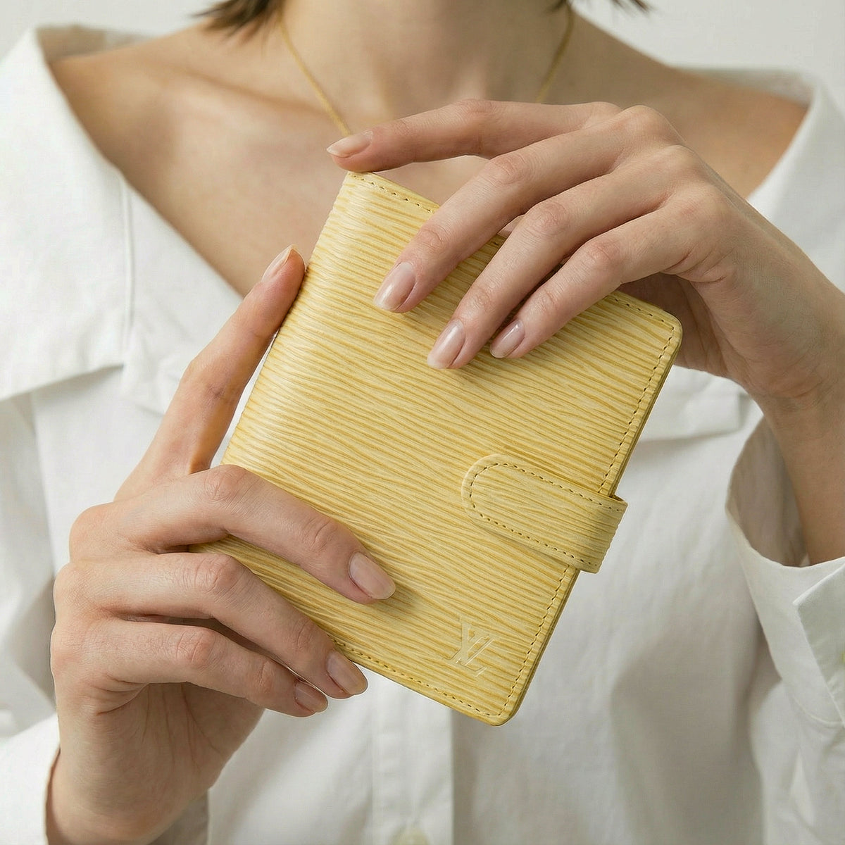 Portefeuille Louis Vuitton Compact en Cuir Epi Jaune Pastel