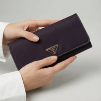 Portefeuille long Prada en nylon violet & cuir noir