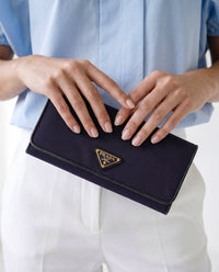 Portefeuille long Prada en nylon violet & cuir noir