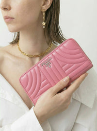Portefeuille Prada Diagram Long en Cuir Rose Embossé