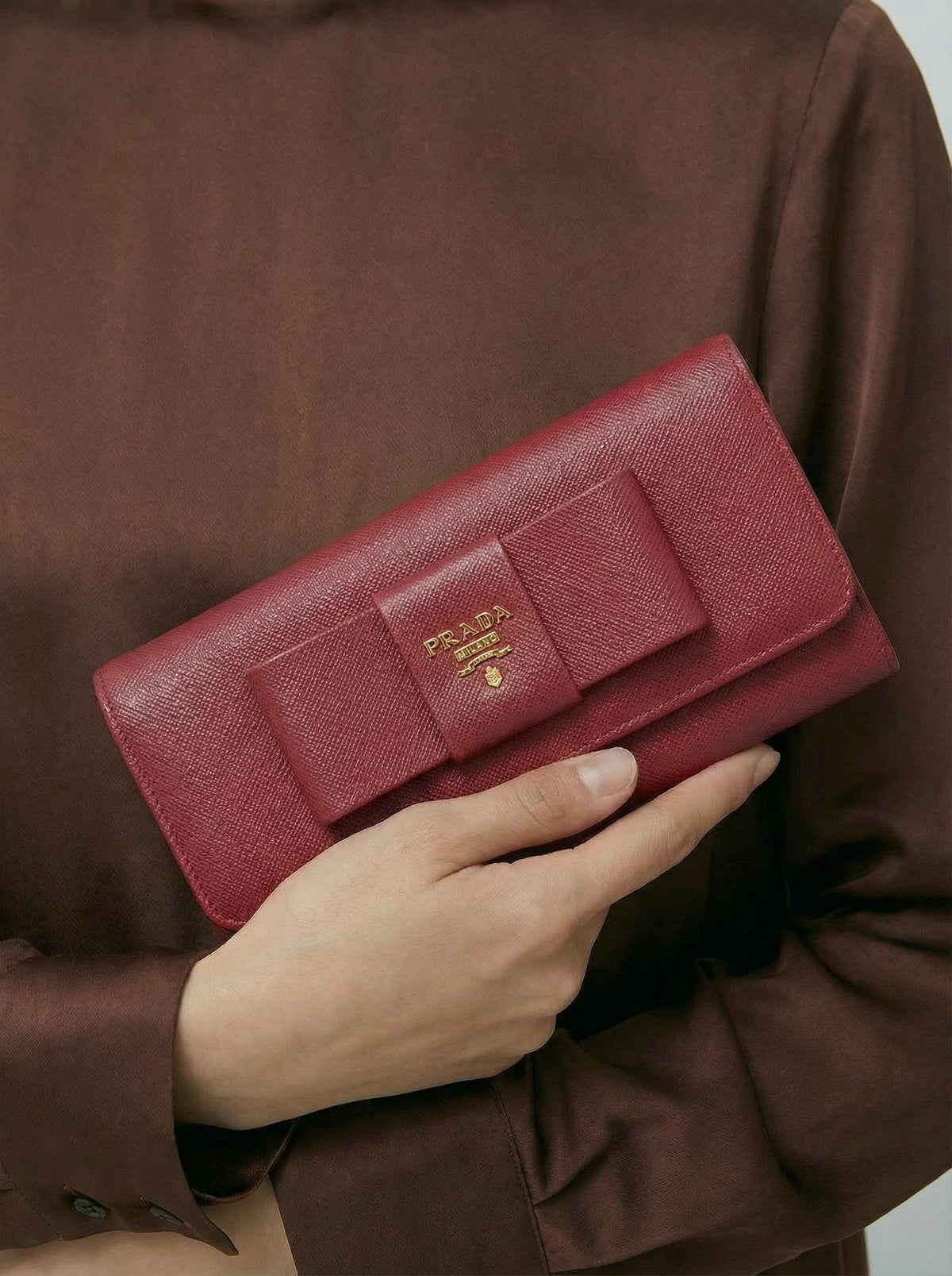 Portefeuille Prada Rouge en Cuir Saffiano avec Noeud et Logo Doré