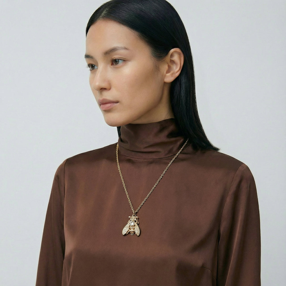 Collier Sautoir Dior Champagne Maille Jaseron avec Pendentif Abeille Pavé de Cristaux