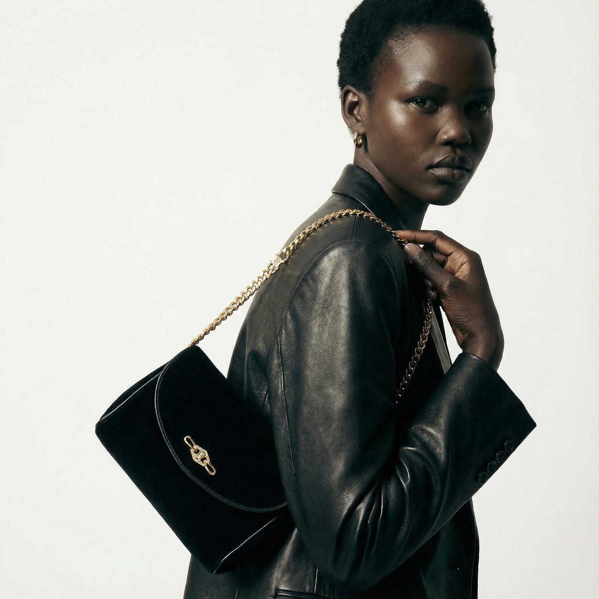 Sac Céline Vintage Daim Noir – Chaîne Triomphe & Fermoir Strass