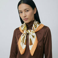 Foulard Céline Pompon Orange en Soie 88×88 cm