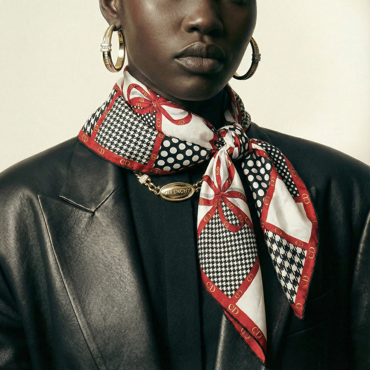 Foulard Carré Christian Dior Vintage en Soie – Motif Carreaux et Pois Noir & Blanc avec Rubans Rouges