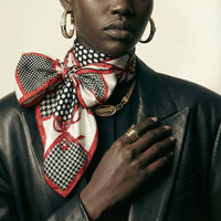 Foulard Carré Christian Dior Vintage en Soie – Motif Carreaux et Pois Noir & Blanc avec Rubans Rouges