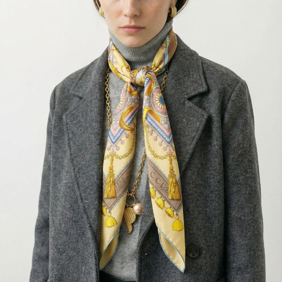 Foulard Gucci vintage en soie – Motif baroque anneaux et pompons
