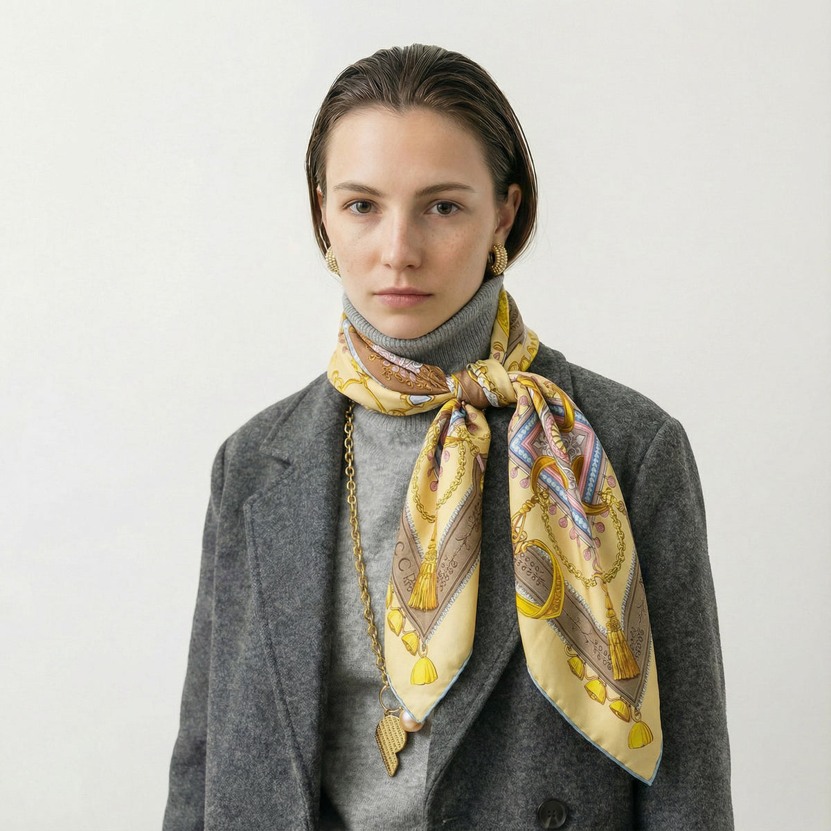 Foulard Gucci vintage en soie – Motif baroque anneaux et pompons