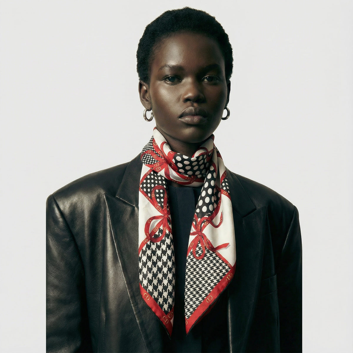 Foulard Carré Christian Dior Vintage en Soie – Motif Carreaux et Pois Noir & Blanc avec Rubans Rouges