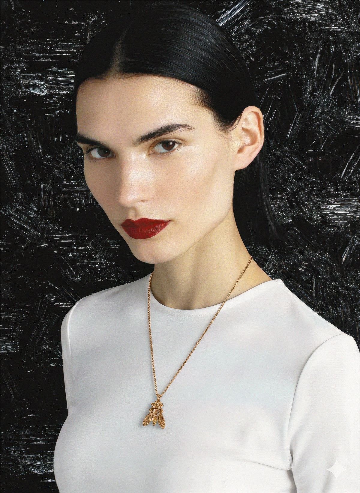 Collier Sautoir Dior Champagne Maille Jaseron avec Pendentif Abeille Pavé de Cristaux