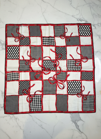Foulard Carré Christian Dior Vintage en Soie – Motif Carreaux et Pois Noir & Blanc avec Rubans Rouges